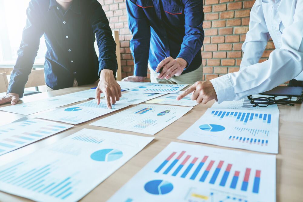 資料を見ながら事業について話し合うイメージ