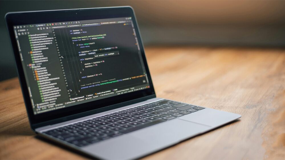 プログラムを表示したノートパソコン
